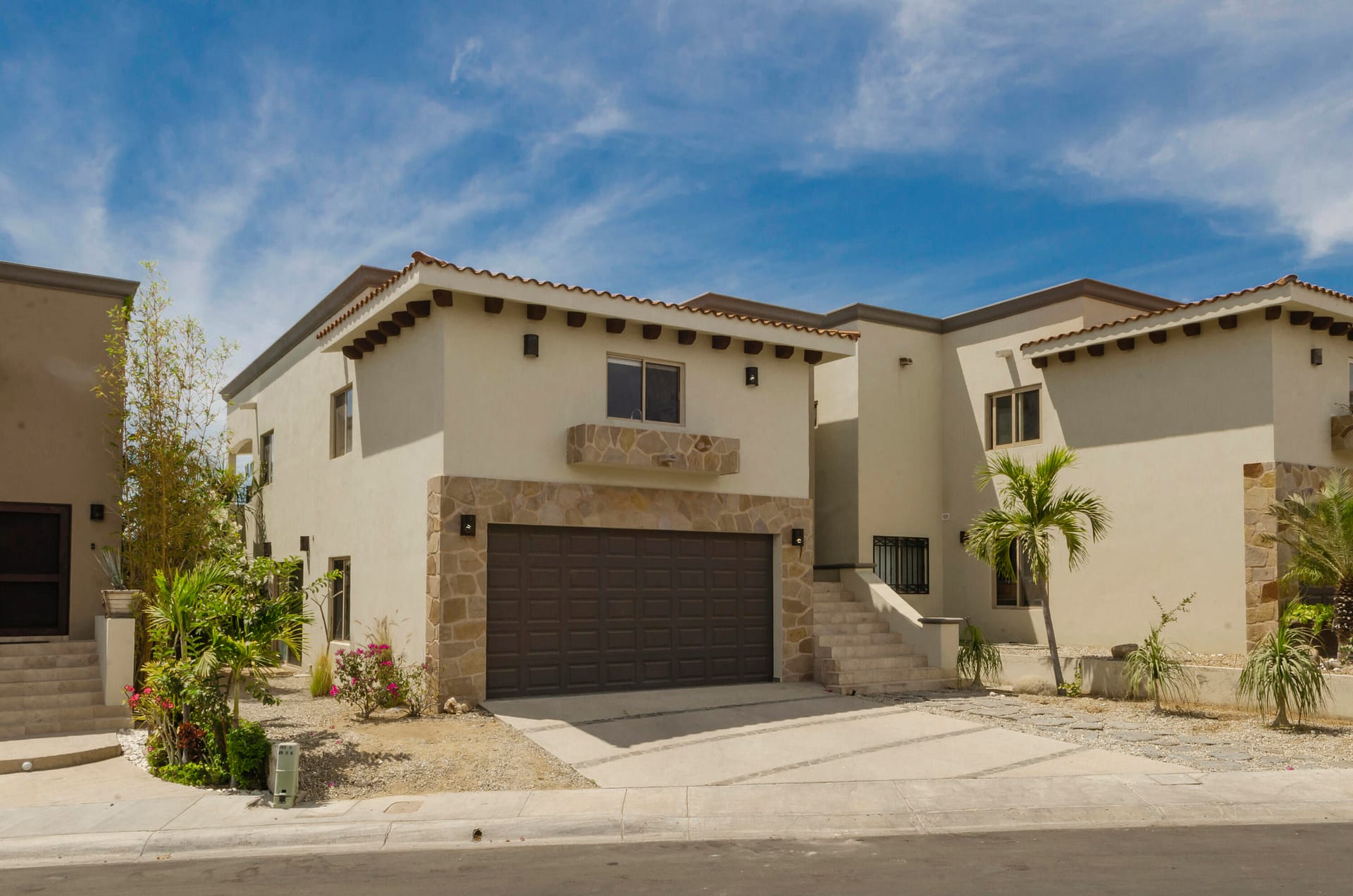 Great House at Ventanas de Cortes a well located family oriented community with a club House and amenities: gym, pool area, kids area, deli and more. Four bedrooms and one can become a maids quarter if needed and 4.5 bathrooms.Big patio with potential for a nice pool area. Roof terrace that could be use as BBQ area with views to ocean. Kitchen renovated plus closet on master bedroom, granite countertops. Spacious living room and dining room where the common area continues towards the terrace. The house underwent maintenance of paint in walls and ceilings, carpentry retouching, terrace railing and gardening and facade cleaning. Don't missed this opportunity one of a kind in this beautiful and well known community.