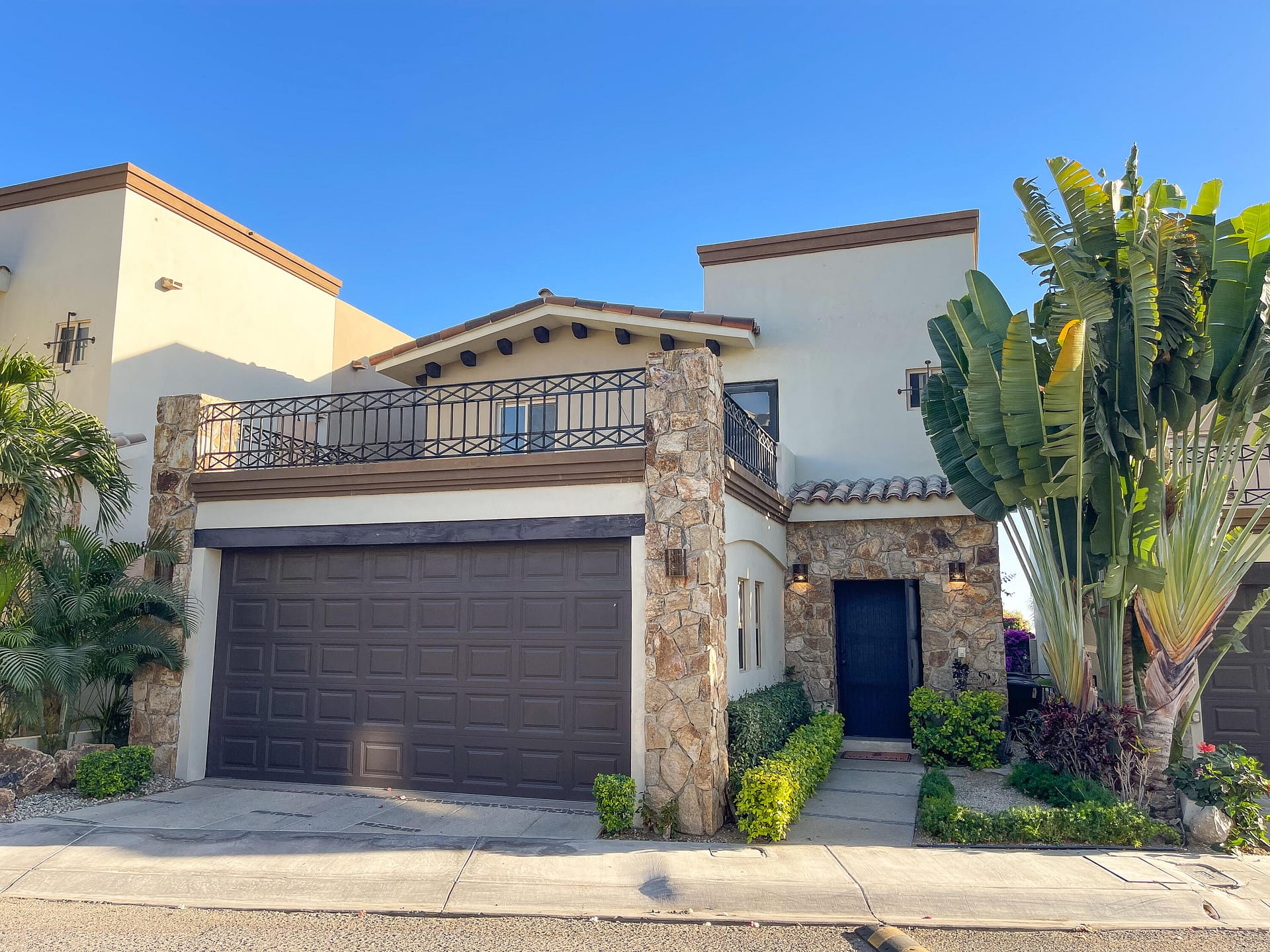 Selling price $15,384,000 MXN. Can't Get More Cabo Than This! Discover this exclusive 3-bedroom residence in a high-end gated community within one of Los Cabos' most prestigious neighborhoods. Enjoy Cabo's most iconic view — the breathtaking Arch — from two bedrooms, the kitchen, dining room, living room, terraces, and even the rooftop. Just 4 minutes from premier shopping, gourmet dining, and world-class services, this home offers the perfect combination of luxury, location, and lifestyle.Ideal for those seeking comfort, security, and an authentic connection to the natural beauty of Los Cabos. Make this spectacular property your new home in paradise.Precio de venta $15,384,000 M.N.. No hay nada mas Cabo que esto! Descubre esta exclusiva residencia de 3 recamaras, ubicada en una privada de alto nivel dentro de una de las comunidades mas prestigiosas de Los Cabos. Disfruta de la vista mas iconica de Cabo el impresionante Arco desde dos recamaras, la cocina, el comedor, la sala, las terrazas y hasta el rooftop.A solo 4 minutos de centros comerciales, restaurantes gourmet y servicios de primer nivel, esta propiedad ofrece la combinacion perfecta de lujo, ubicacion y estilo de vida.Ideal para quienes buscan confort, seguridad y una conexion autentica con la belleza natural de Los Cabos. Haz de esta espectacular propiedad tu nuevo hogar en el paraiso.