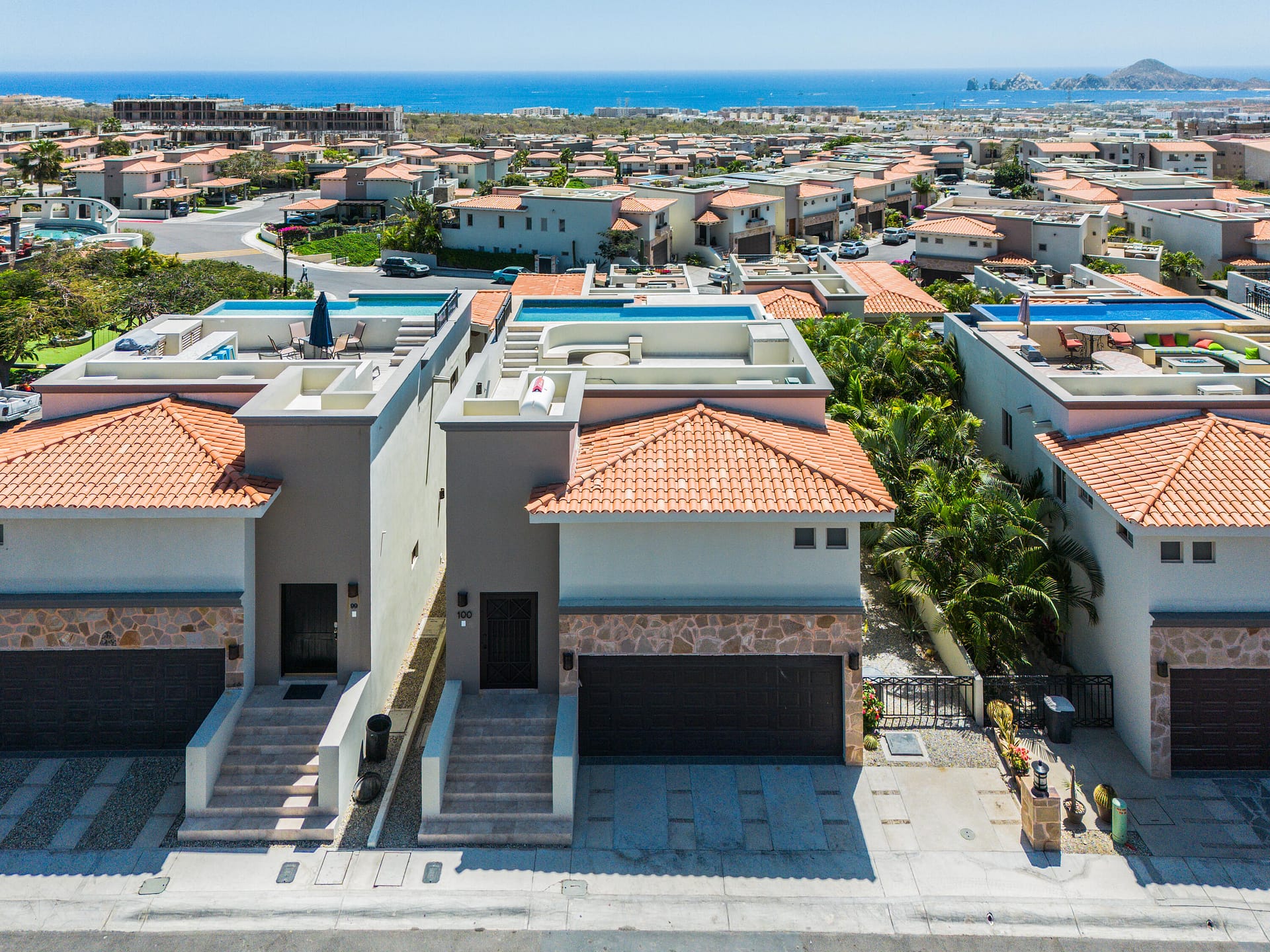 Step into elevated living with this newly renovated 2024 residence in the iconic Ventanas Phase 1—a premier gated community offering resort-style amenities and charming appeal. ✨ 3 Bedrooms | 3.5 Bathrooms - Each bedroom includes a private en-suite, 🌅 Panoramic Ocean Views - Enjoy ocean views from both the main living area and your private rooftop deck with heated pool. 🌿 Pet-Friendly Yard - A private green space, ideal for pets 🚗 2-Car Garage + 17,000L Water Cistern 🏡 Resort-Style Amenities - Clubhouse, AC gym, heated pools, hot tubs, kids' park, and a soccer field. 🛡️ Gated Community with 24/7 Security - Privacy, peace of mind, and comfort 📍 Ideally located just minutes from Cabo's top schools, beaches, and fine dinin Adéntrese en una vida elevada con esta residencia recientemente renovada de 2024 en la icónica Ventanas Fase 1, una comunidad cerrada de primer nivel que ofrece comodidades estilo resort y un atractivo encantador. ( 3 habitaciones | 3.5 baños: cada habitación incluye un baño privado en suite, < Vistas panorámicas al mar: disfrute de las vistas al mar tanto desde la sala de estar principal como desde su terraza privada en la azotea con piscina climatizada.
