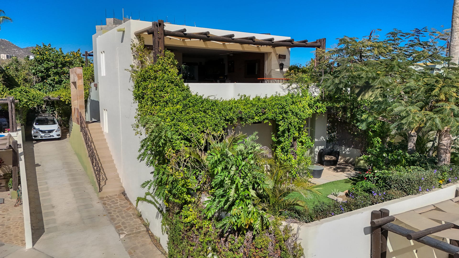 Beautiful property located in the comfortable and well-established community of Punta Arena, in Cabo San Lucas , one of the fastest-growing and most desirable areas in the region.Thanks to its excellent location, the property is just minutes away from top-rated schools, hospitals, shopping centers, and the best restaurants in Cabo San Lucas, offering exceptional convenience and an outstanding quality of life.The home features stunning views of the iconic Cabo San Lucas Arch, visible from both the main living area and the terrace, perfect for enjoying unforgettable sunsets.This residence offers 3 spacious bedrooms, two of which have direct access to the garden, creating a seamless indoor-outdoor living experience. The property also includes a service room with a full bathroom. Outside, the property features a parking ramp with space for up to 4 vehicles, two of them under shade, an excellent and uncommon advantage in the area.This home represents a remarkable opportunity for both living and investment, thanks to its prime location, breathtaking views, and smart layout, all within one of Los Cabos most attractive communities.